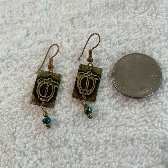 Earrings with a turtle pattern on the front complemented by dangling bead. - Picture 3 of 4